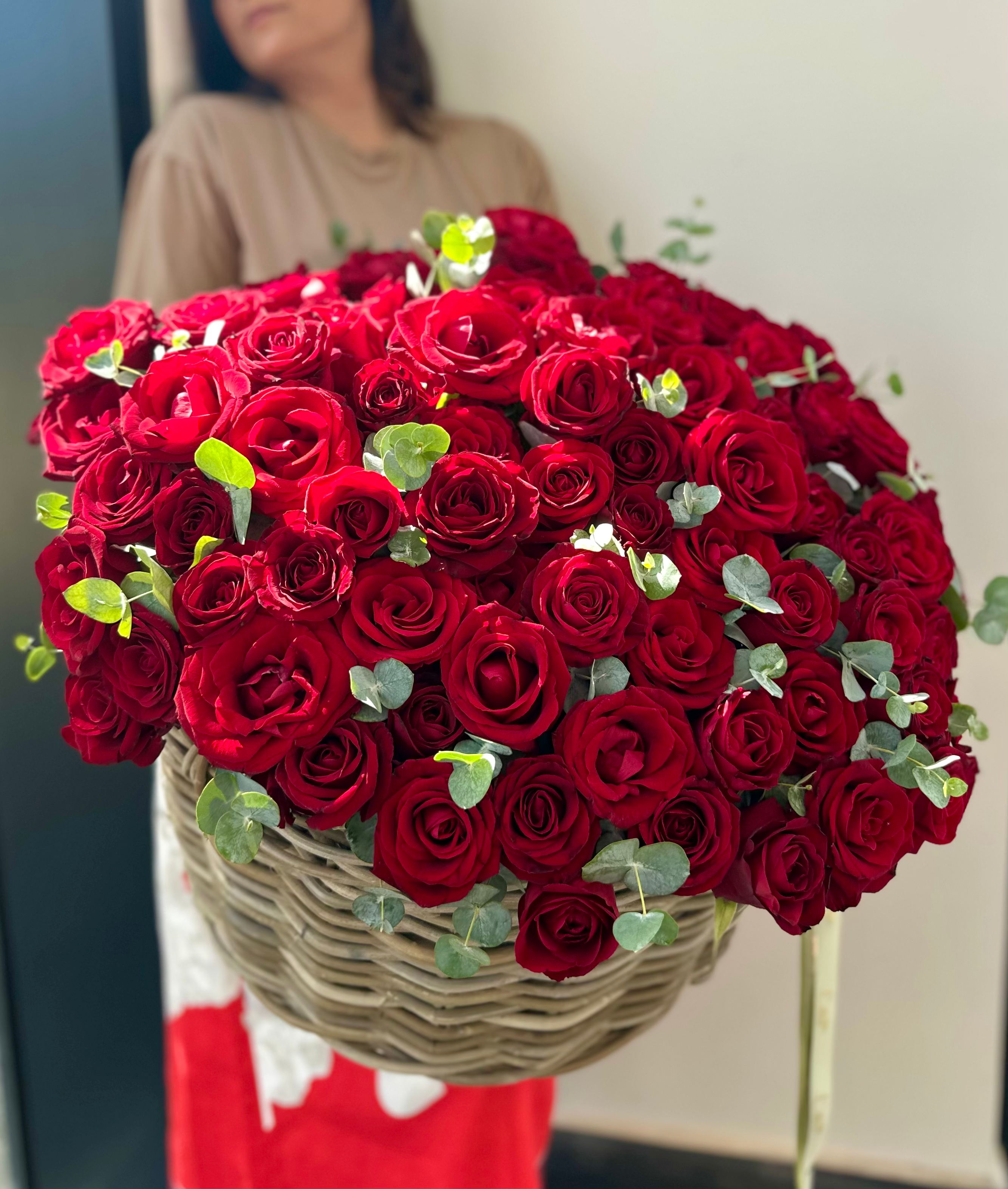 Basket of roses "Classic Red"