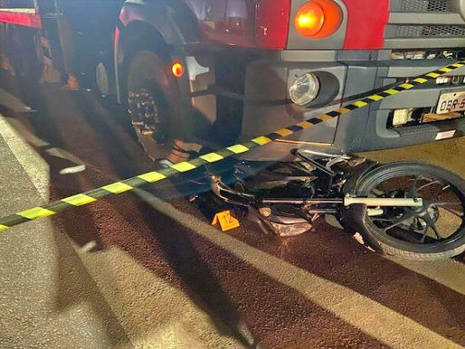 Jovem de 19 anos morre em acidente envolvendo caminhão e motocicleta