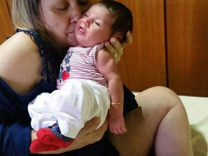 Enquanto os olhos do mundo estão no bebê que acaba de nascer, a mãe da mãe enxerga a filha.