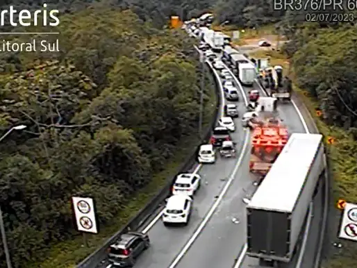 Carreta sem freios arrasta 15 veículos na BR-376 - Veja Vídeo.