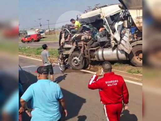 Motorista sai praticamente ileso após acidente deixar cabine de carreta destruída em Sinop
