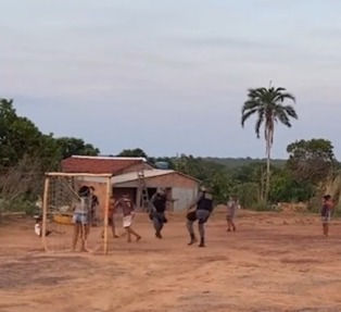 Policiais militares surpreendem crianças e jogam futebol em MT