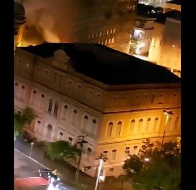 Veja vídeo: Prédio centenário da UFRGS é atingido por incêndio
