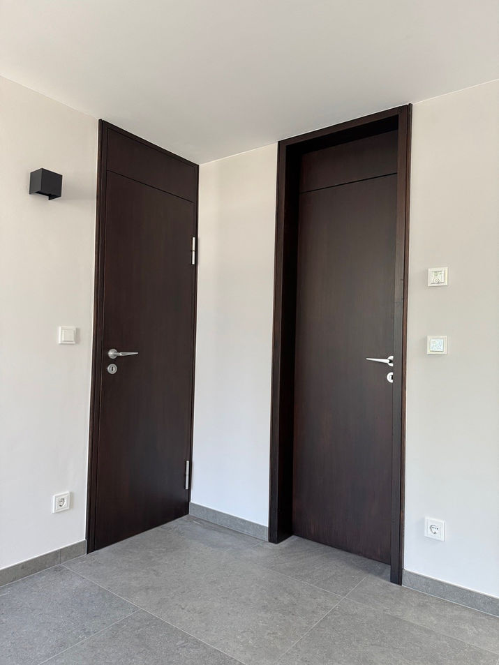 Aufgearbeitete Holztüren nach der Renovierung in Krailling