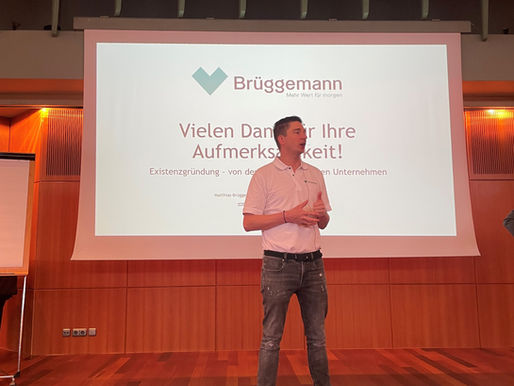 Matthias Brüggemann (Malermeister) hält einen Vortrag