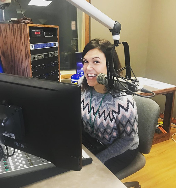 Biancabehindmic.jpg