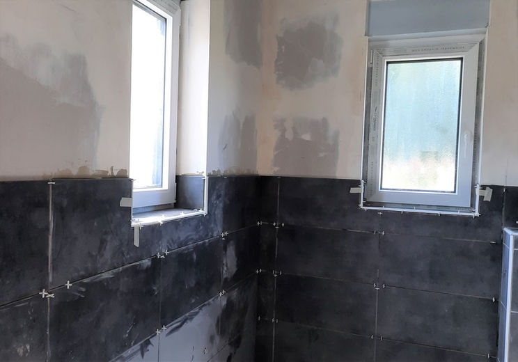 Die noch fehlenden Fliesen in der Herrentoilette sind von Ralph eingesetzt worden.jpg