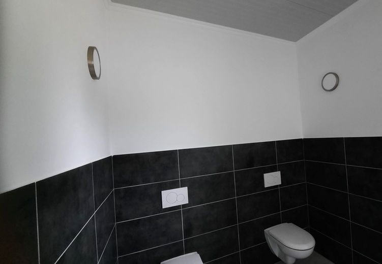 Nun ist die Damentoilette gut ins Licht gesetzt....jpg