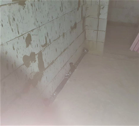 Rohre Waschbereich Damen gelegt.jpg