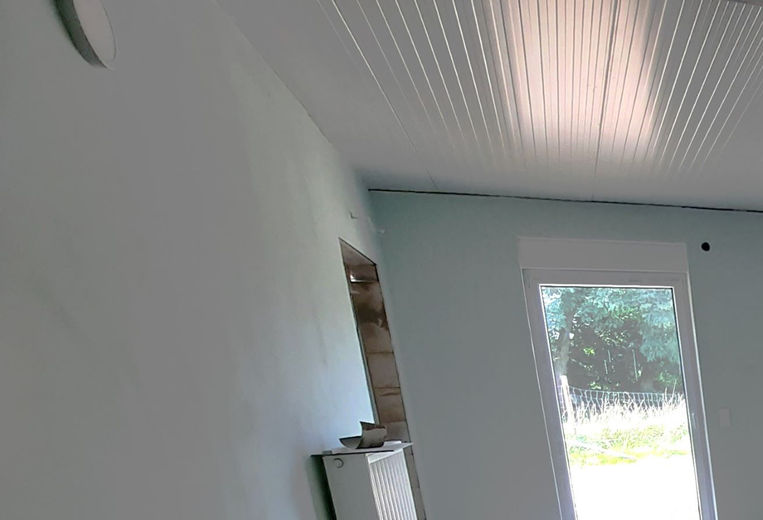 Friedel hat 2 Rundlampen für die Sparbeleuchtung angebracht, im Saal....jpg