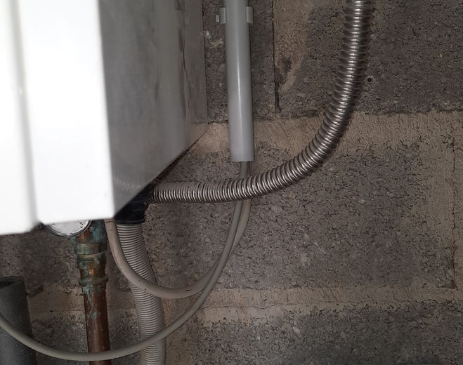 Kabelanschlüsse Heizung und Außenfühler gebündelt.jpg