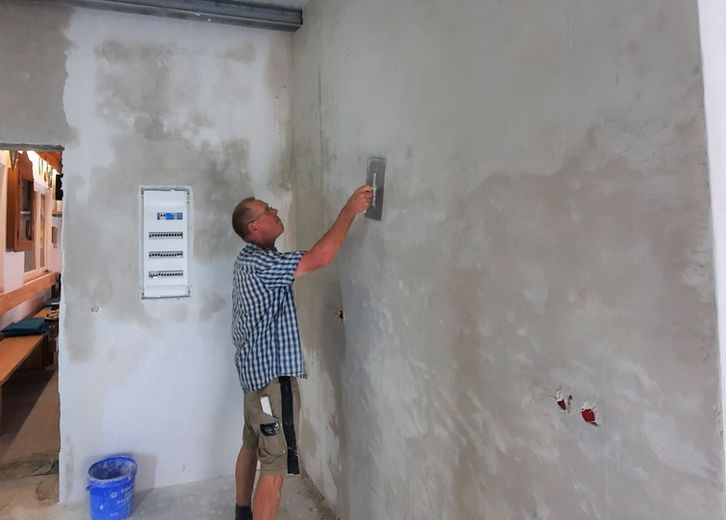 ...und Bernd hat es geschafft, der Flur ist fertig verputzt.jpg