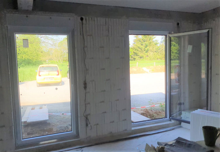 Die ersten Fenster sind drin, mit Elektroanschluß für die Jalousien.jpg