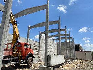 Montagem de estrutura pré-moldada em obra comercial