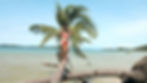 Jeune femme prenant un selfie devant les cocotiers photogéniques de Pamuayan Beach