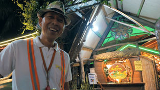Employé souriant accueillant les clients à l’entrée du restaurant Kalui à Puerto Princesa, Palawan