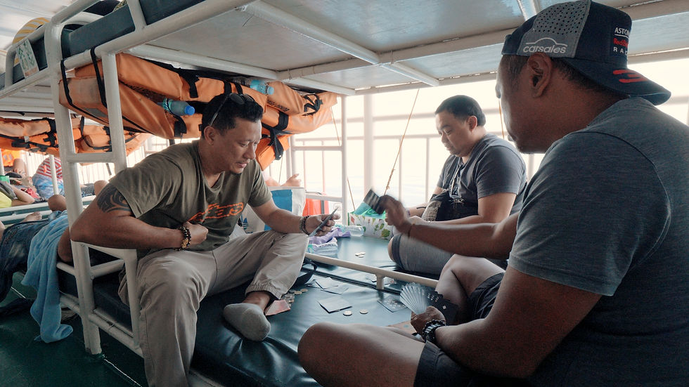 Des hommes joyeux jouent aux cartes abord du ferry Bunso Shipping en direction de San Jose Mindoro