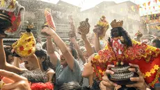 Parade du Sinulog sous la pluie, des participants brandissent des statuettes à l'effigie du Señor Santo Niño de Cebu 