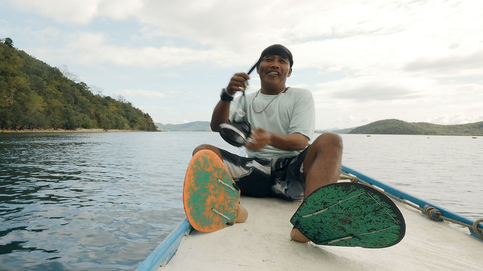 Un indigène Tagbanua à Coron prépare son masque de plongée artisanal et ses palmettes en bois qui s'attachent aux pieds par des bouts de chambre à air