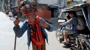 Un homme de la tribu Ifugao en costume traditionnel dans une ruelle du centre du village de Banaue, aux Philippines