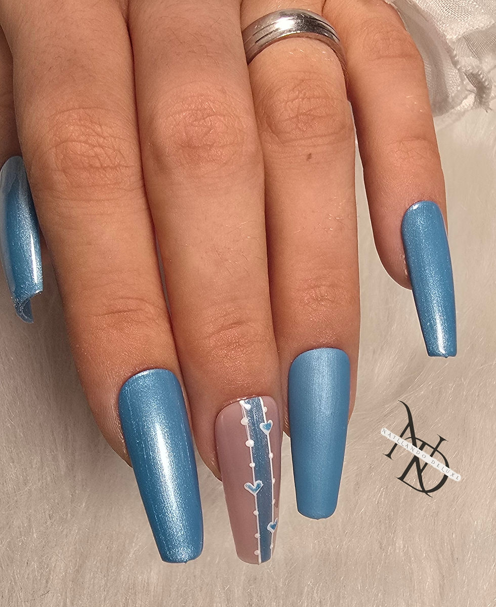 Extravagante Press-on-Nägel in Blau mit Akzentnagel in Nude und blauen Herzchen