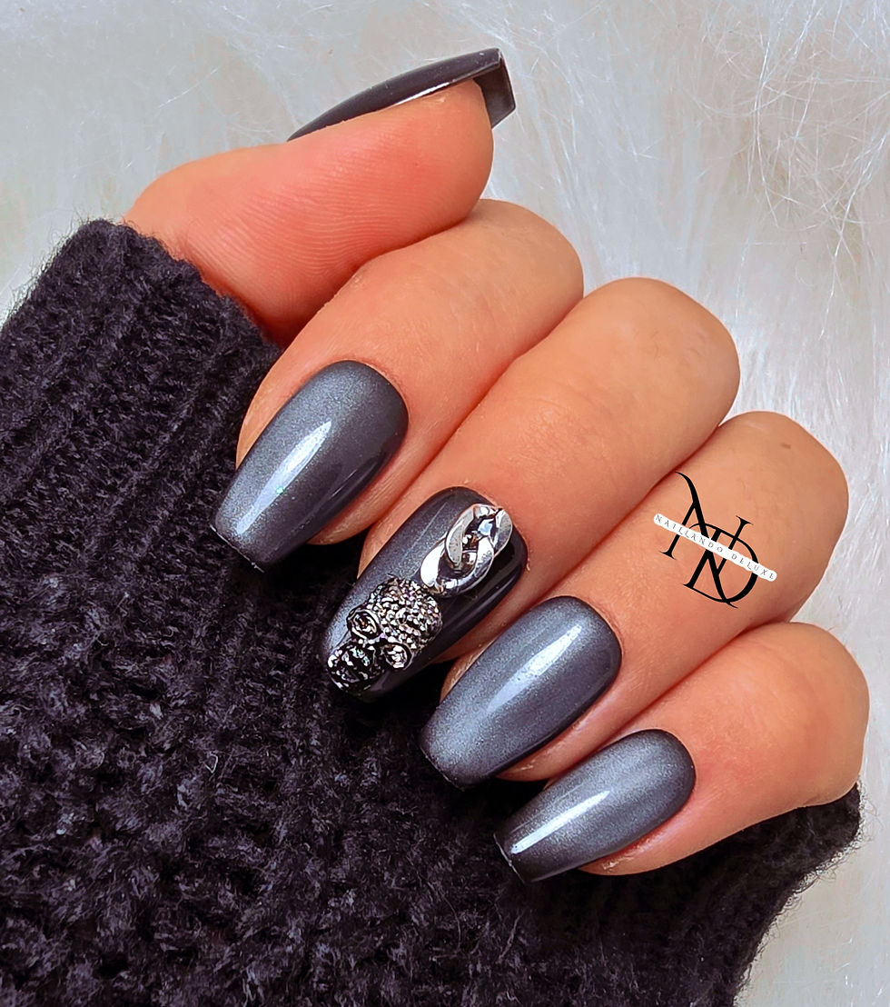 Dunkel silberne Cateye Press-on-Nails mit Totenkopf-Overlay