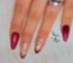 Bordeauxrote Press-on-Nails mit goldenem French und Weihnachtsmotiven