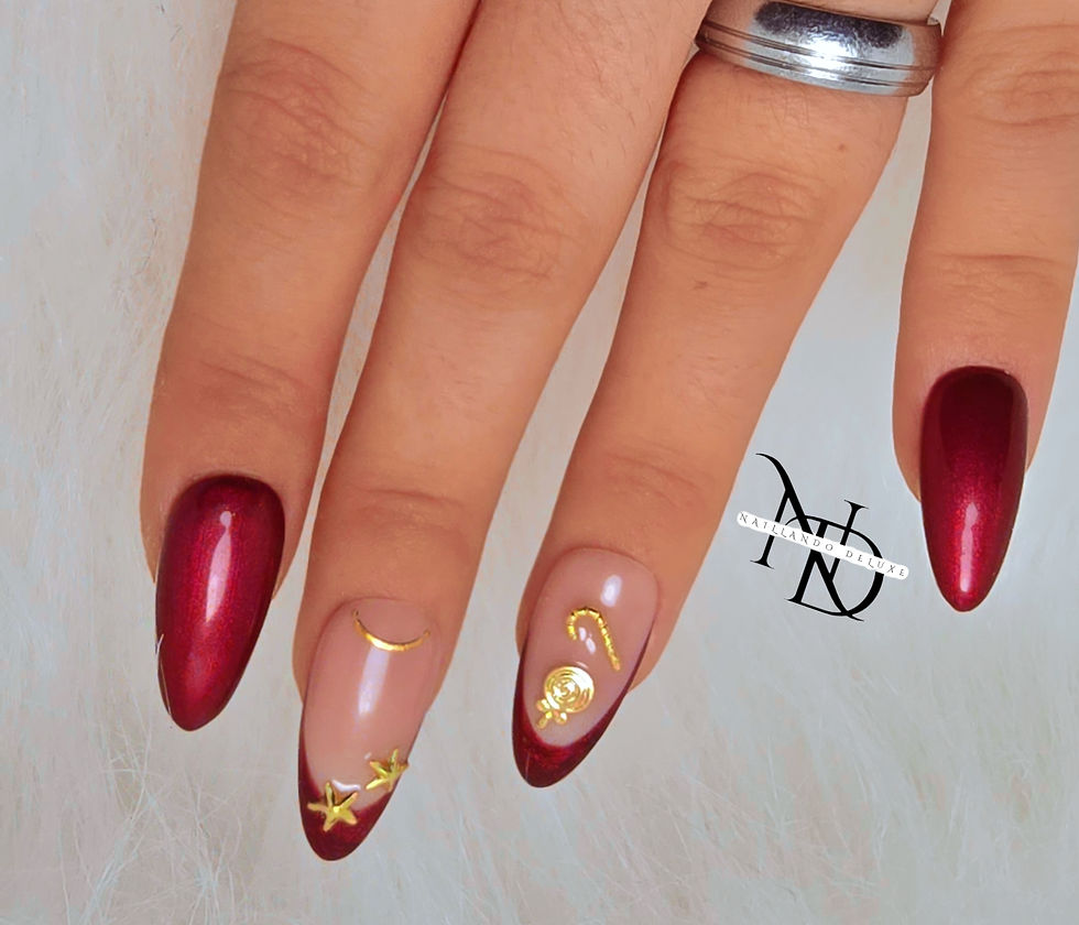 Bordeauxrote Press-on-Nails mit goldenem French und Weihnachtsmotiven
