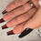 Miniaturbild: Press-on-Nägel in elegantem Schwarz Fullcover mit roter Unterseite
