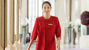 Η Κυρία με τα Κόκκινα (Lady in Red), μας λέει τα πάντα σχετικά με το ρόλο της στο Siam Kempinski Hot