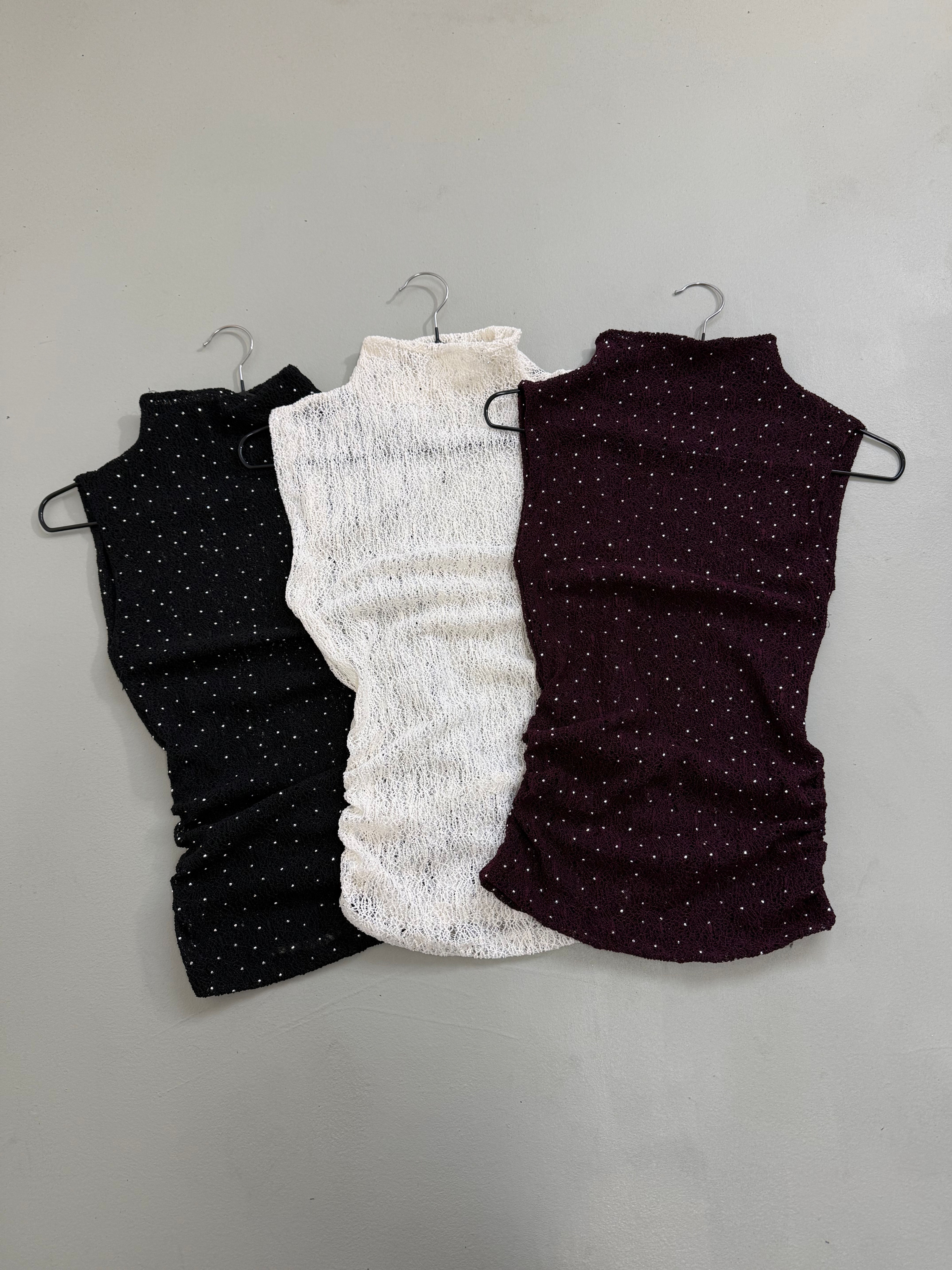 Top cuello alto frunces encaje strass