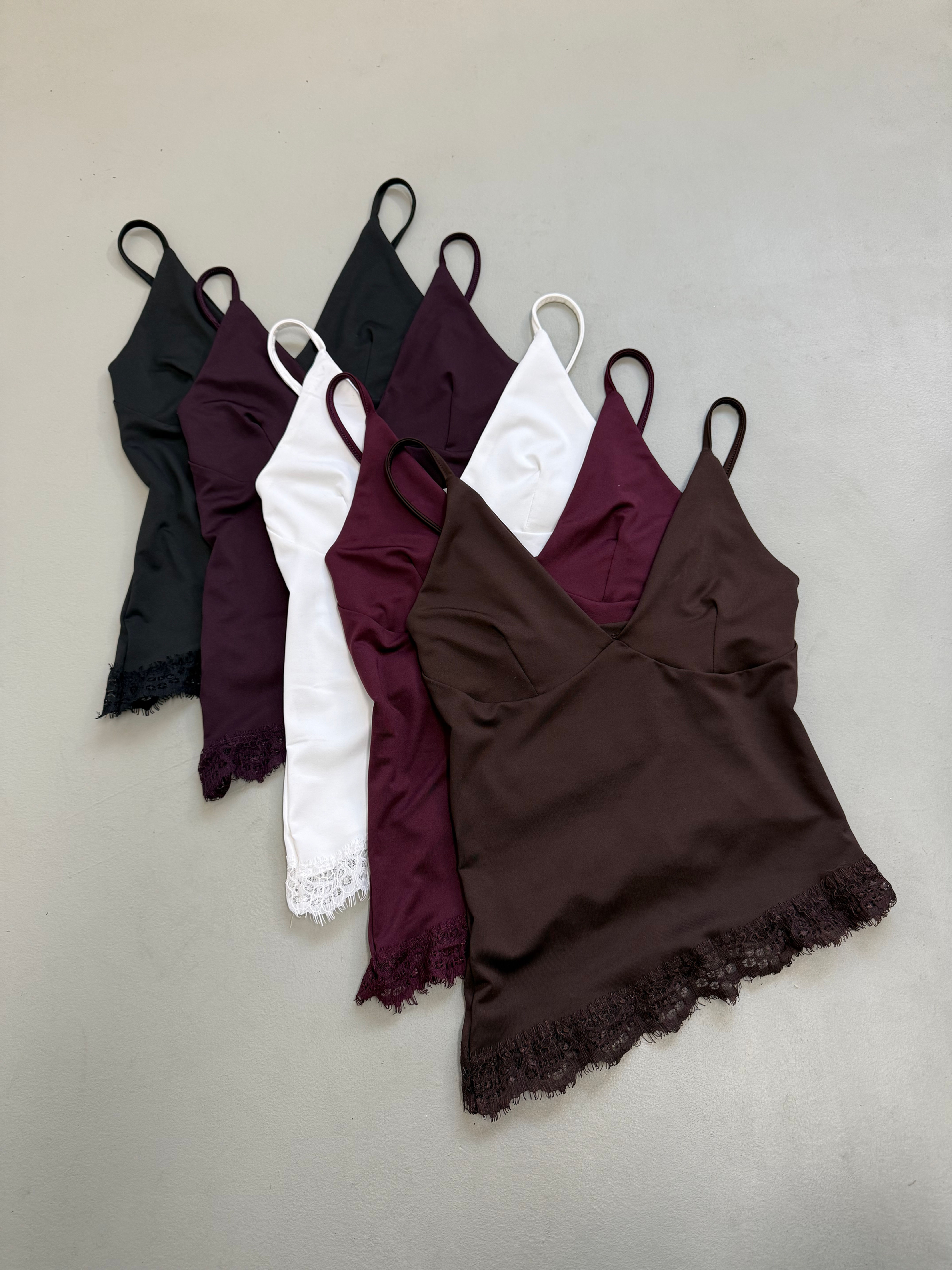 Musculosa V microfibra con puntilla