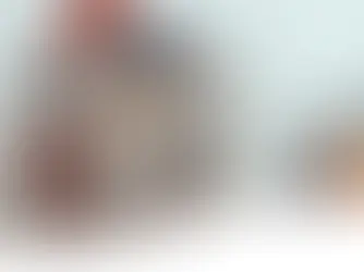 Unordentliche Kommode mit Kleidung gefüllt und überdeckt