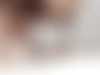 Mutter beugt sich über ein liegendes Baby und lacht