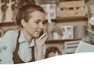 Entspannte Frau telefonierend bei der Arbeit