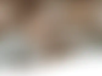 Entspannte Frau telefonierend bei der Arbeit