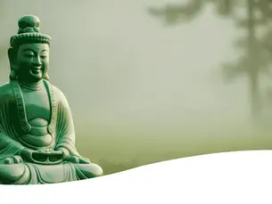 Eine Buddha Figur sitzend im einem grünen Wald