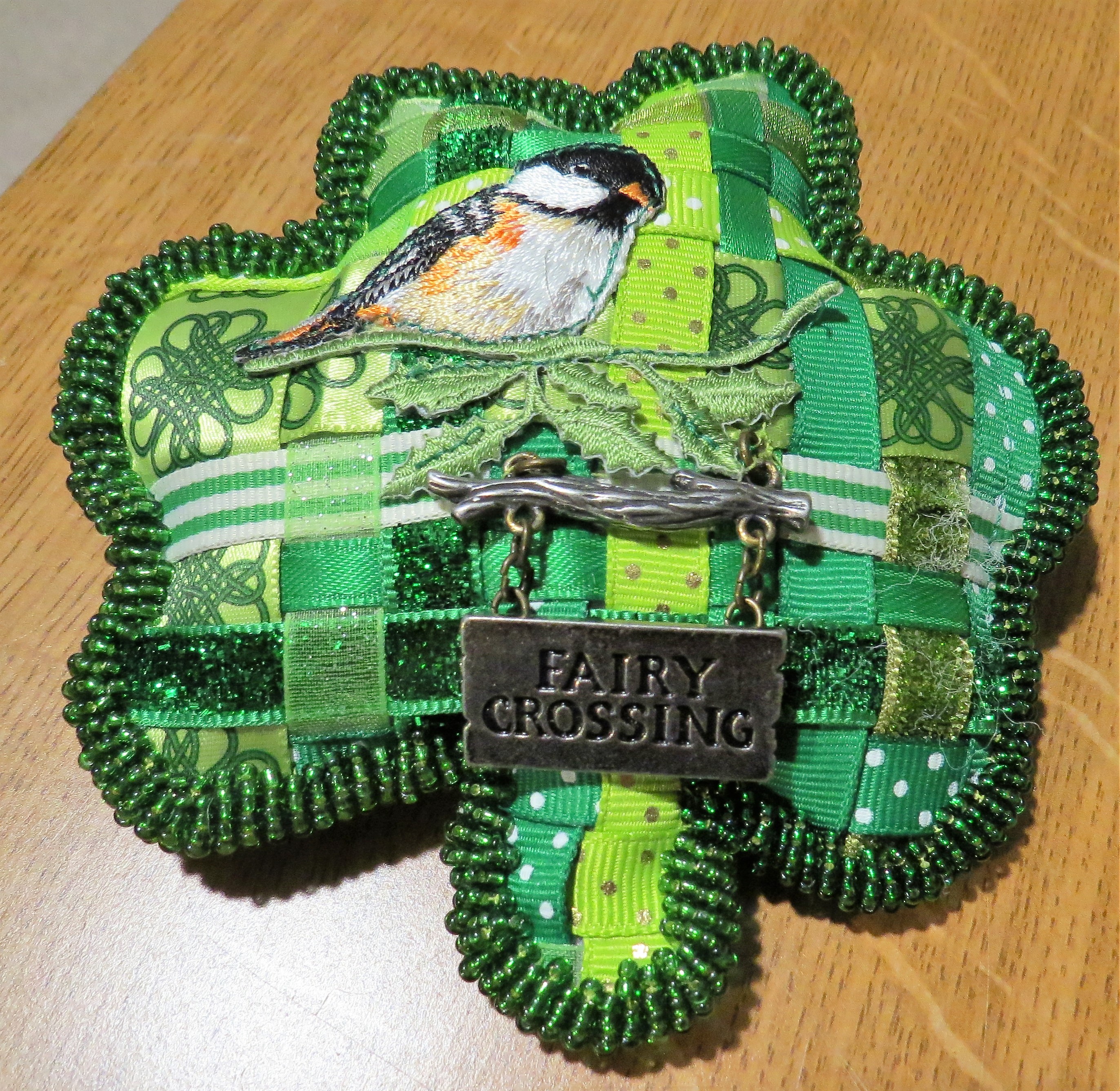 Ribbon shamrock