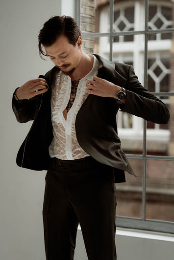 Bruidegom maakt zich klaar voor een intieme bruiloft