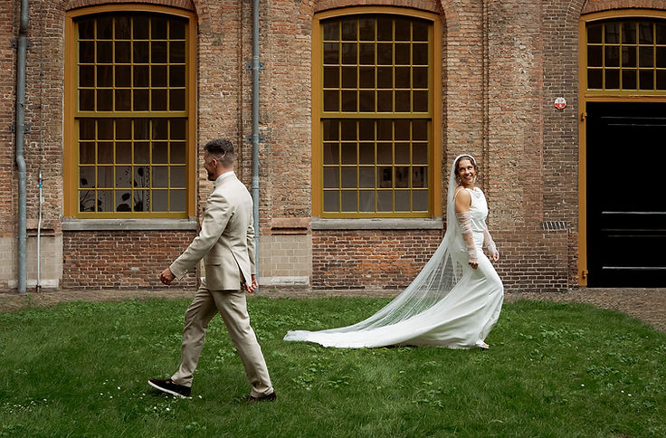 Kloostertuin Stadhuis Haarlem met bruidspaar