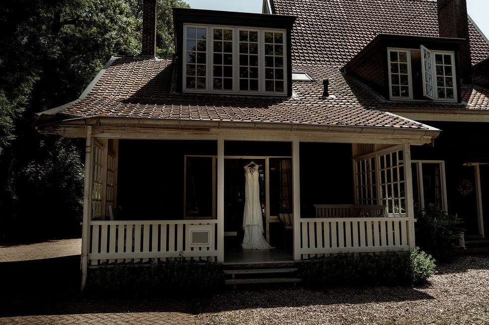 Bruid hangt bij het boshuis bij landgoed Olmenhorst