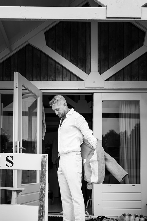 Bruidegom maakt zich klaar