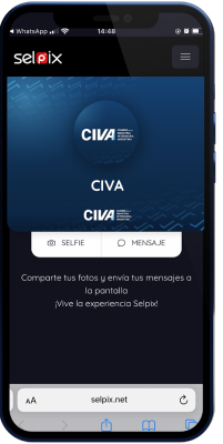 Celular mostrando en tiempo real el álbum digital Selfipix usado en un evento corporativo, con fotos enviadas por empleados y