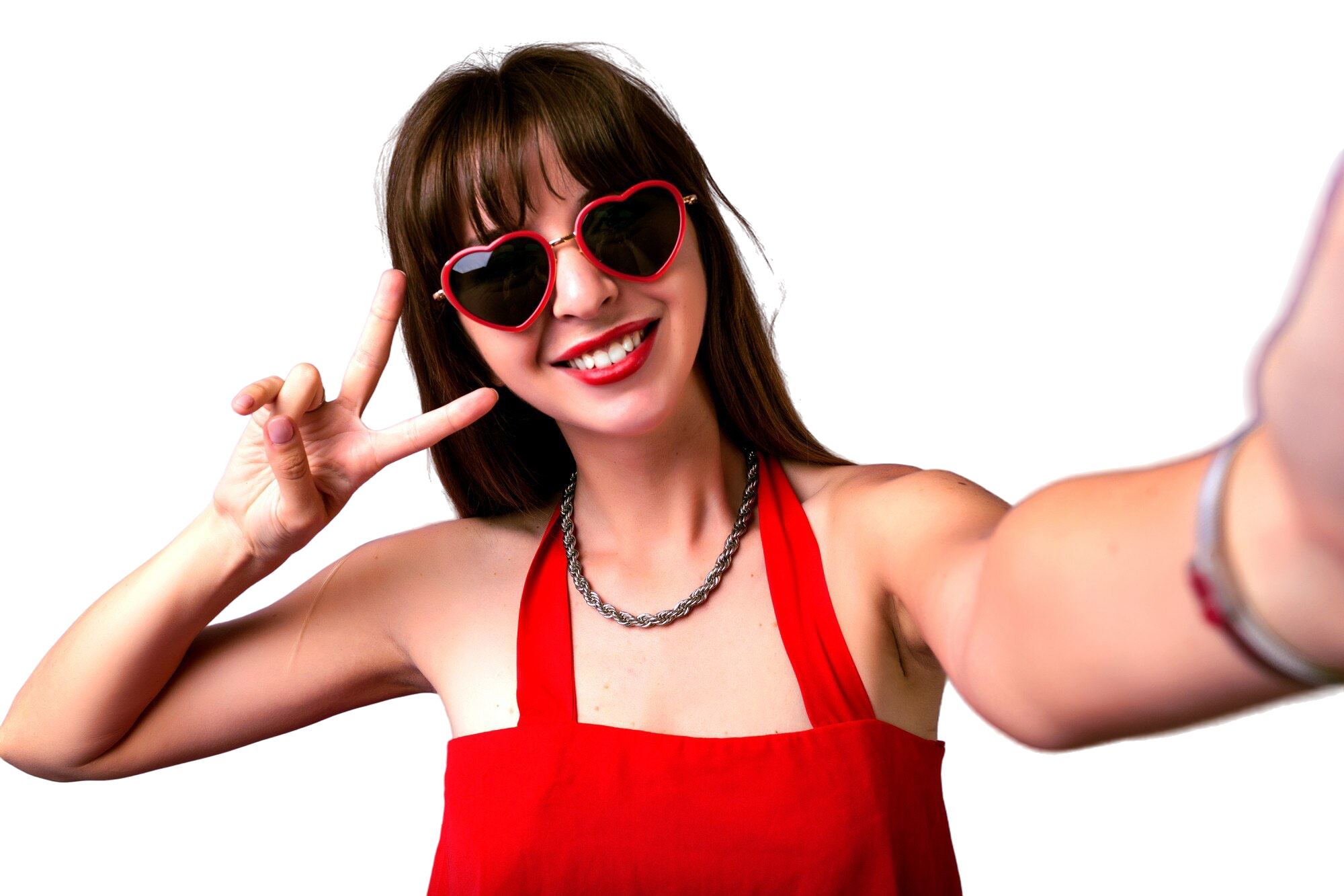 Chica con lentes mostrando en su celular la galería de fotos colaborativa de Selfipix durante un evento.