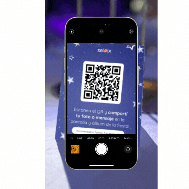 Demostración animada del funcionamiento de Selfipix: los invitados suben fotos desde su celular y se muestran al instante en 