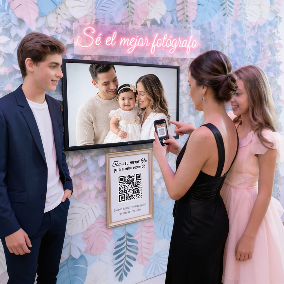 Invitados escaneando código QR en evento de bautizo.