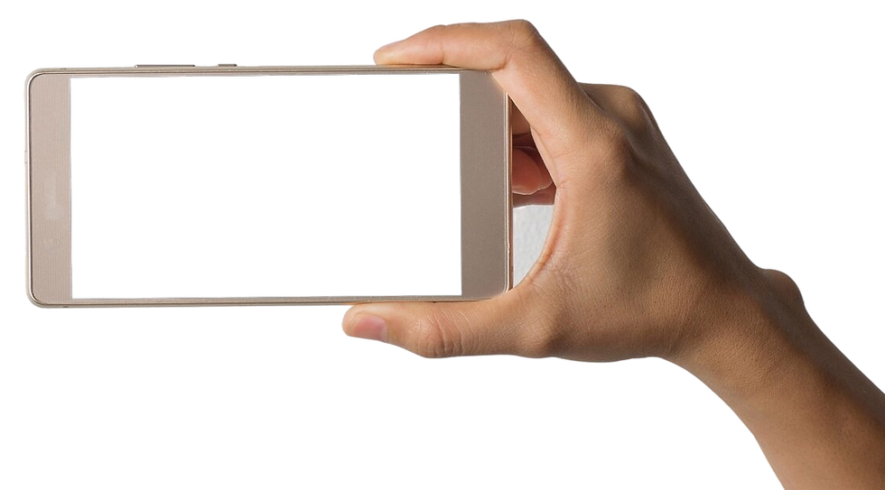 Mano sosteniendo un teléfono con la galería de fotos del evento disponible en el álbum digital de Selfipix.