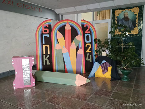 СИМВОЛ СТІЙКОСТІ: ОСВІТЯНСЬКЕ СВЯТО КРІЗЬ ПРИЗМУ ТВОРЧОСТІ