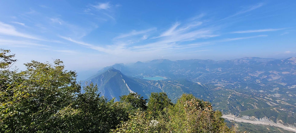 Blick vom Hausberg bei Tirana auf einen Stausee