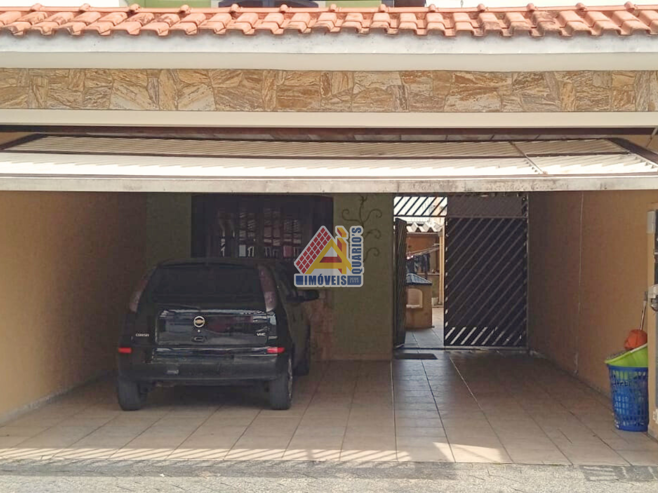 Casa à venda com 03 dormitórios no Parque Boturussu.